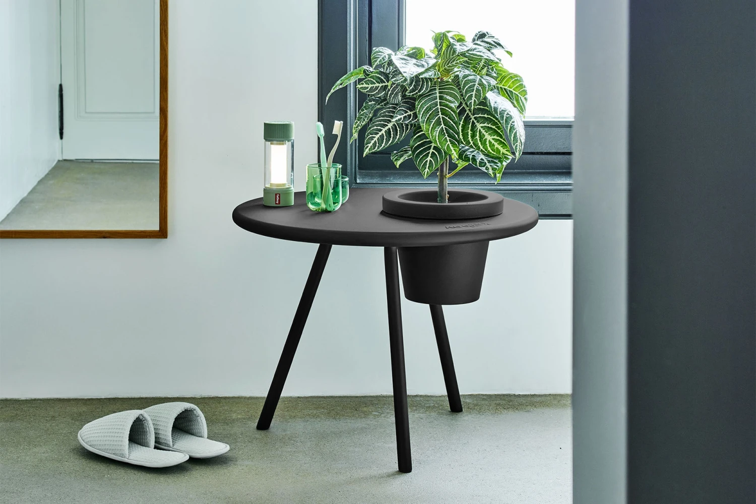 Fatboy Bakkes Side Table With Planter 2 Fatboy Bakkes Side Table With Planter - Image 2